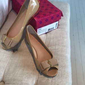 Tory Burch Trudy Open Toe Soft Patent Shoe in Camellia